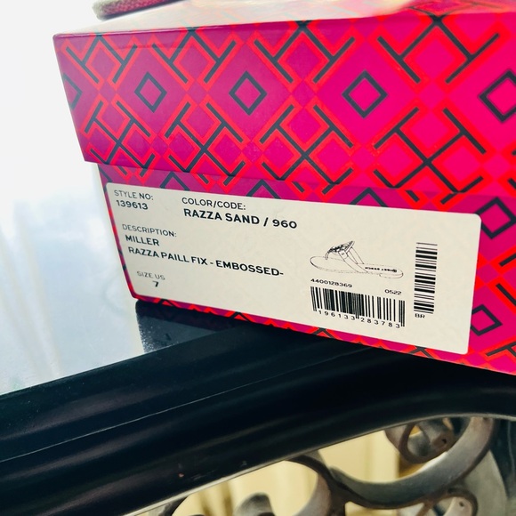 TORY BURCH 😍RAZZA SEND MILLER sandals!!
Very gentle used: Condition like NEW - Picture 9 of 10